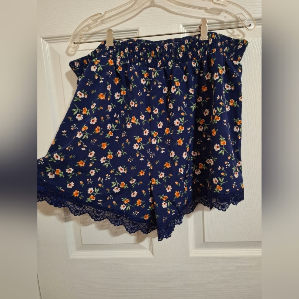 Floral shorts with lace trim